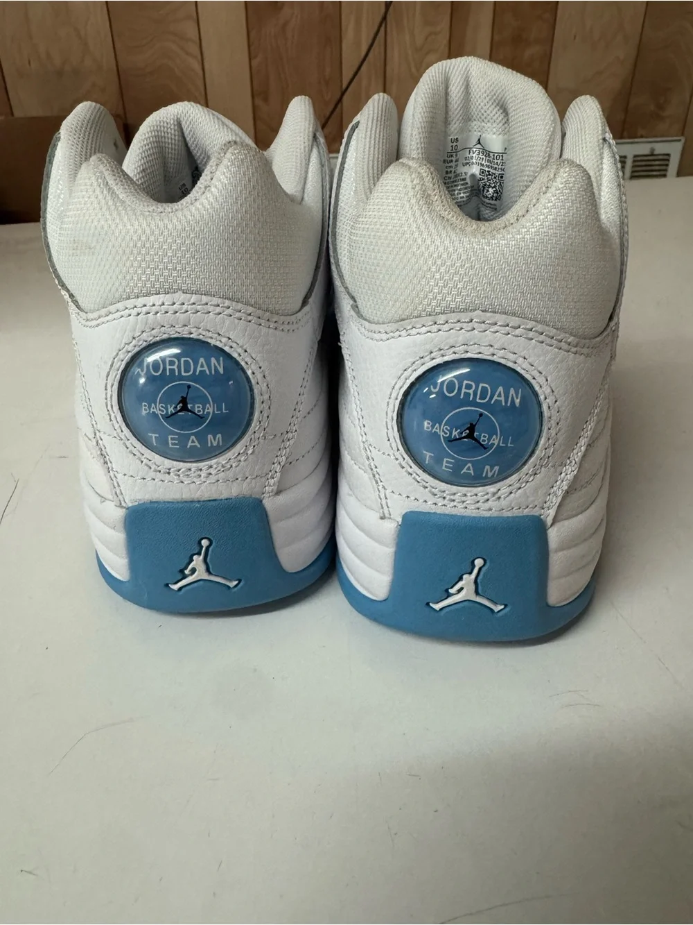 Jordan Mens 10 White and Light Blue High-Top Basketball Sneakers